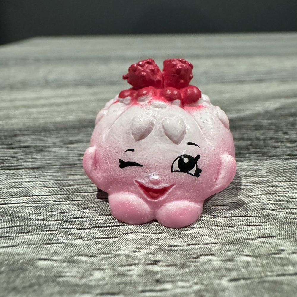 Shopkins | Sweet Treats: Pink Cute Fruit Jello (5-090) - Mini Collectable Figure
